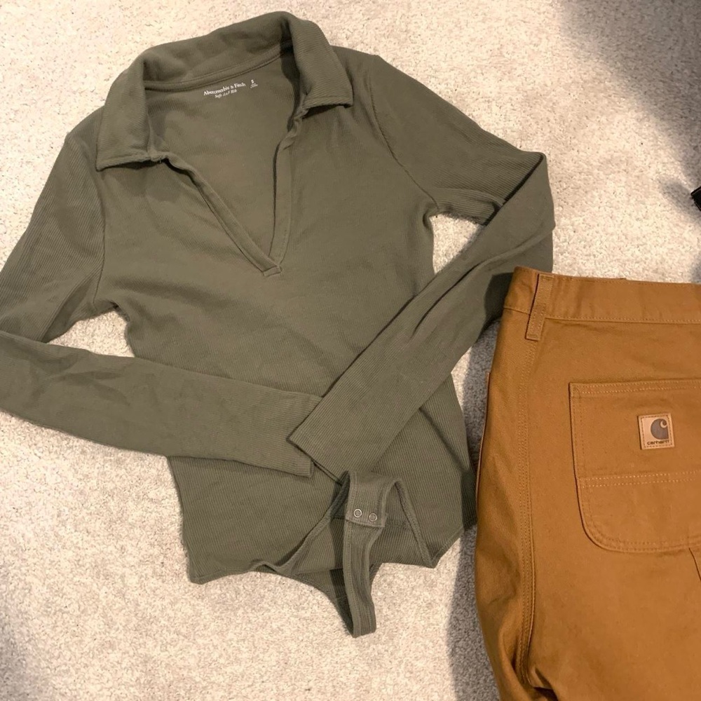 ABERCROMBIE & FITCH | SOFT A&F RIB LONG SLEEVE POLO BODYSUIT 🫒💫